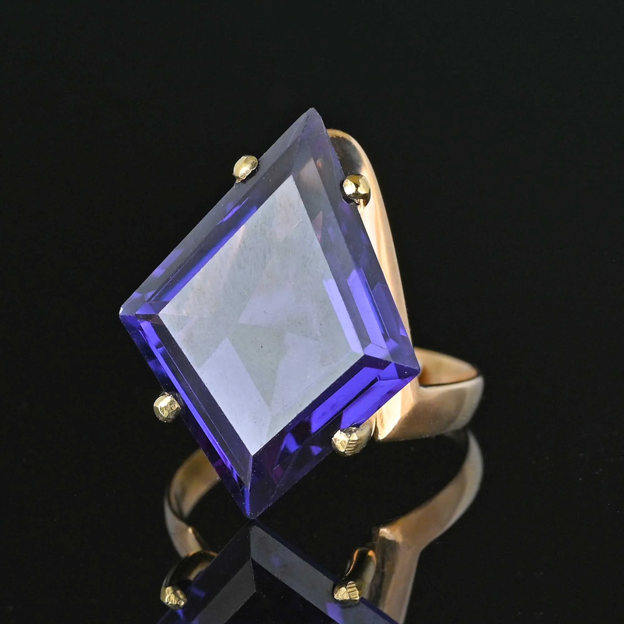 14K Gold Chevron Kite Color Change Sapphire Ring