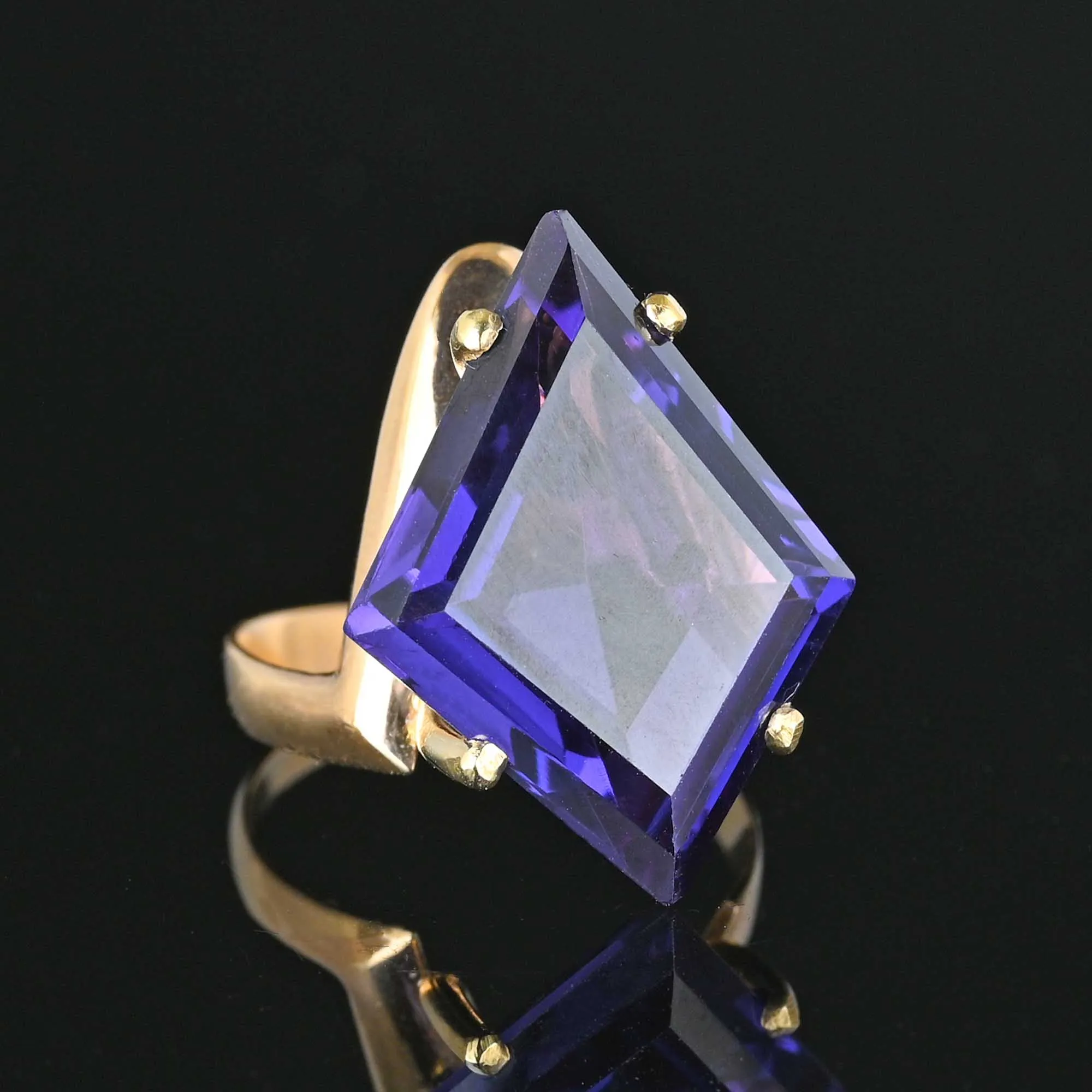 14K Gold Chevron Kite Color Change Sapphire Ring