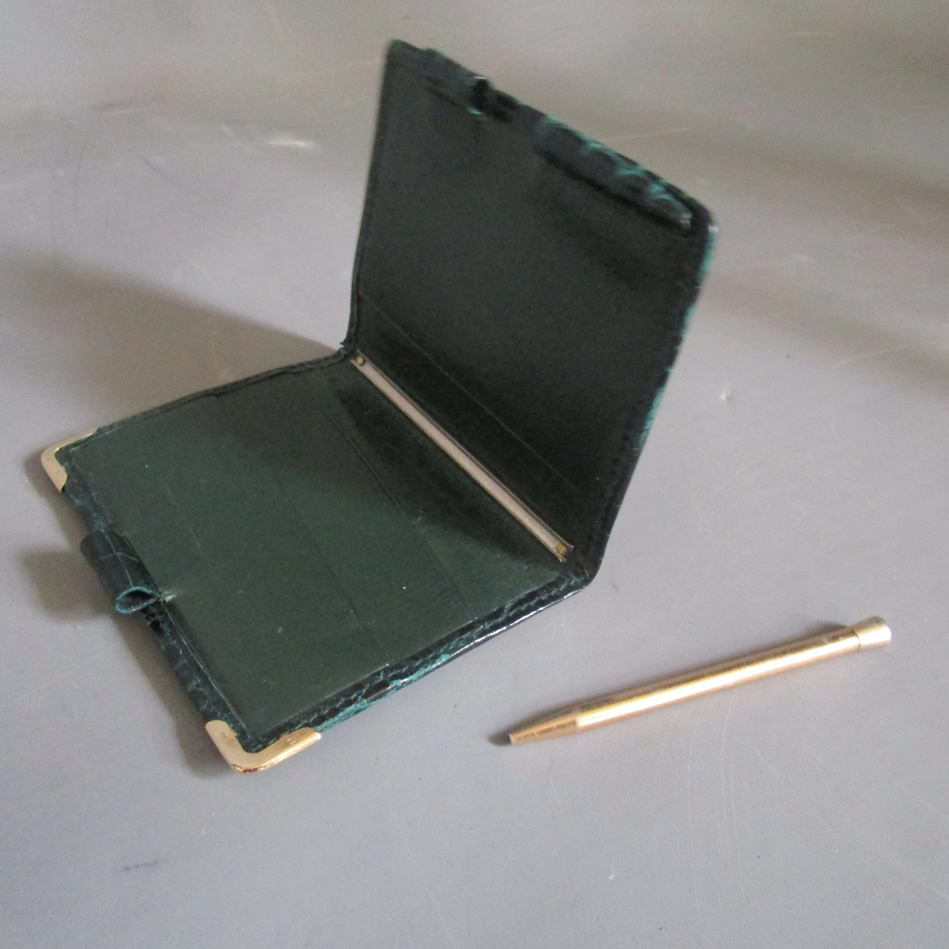 14kt Gold Mounted Gentleman's Wallet With Pencil Green Leather Lined Vintage c1970